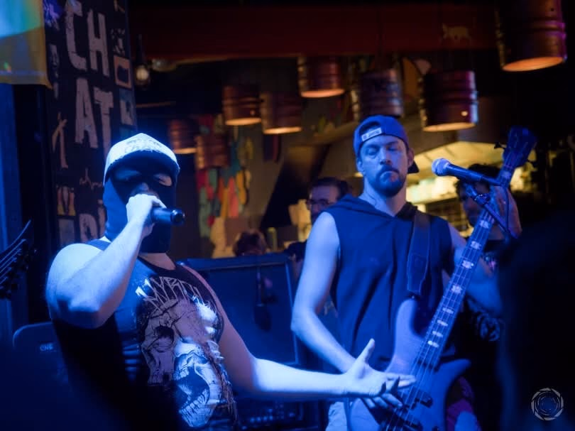 Le chanteur et le bassiste de Brvtal Trve d'Baal réunis sur scène au Chat Blanc