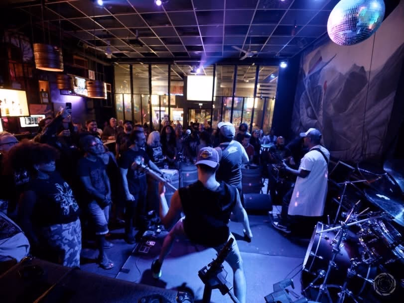 Brvtal Trve d'Baal en concert face au public du Chat Blanc