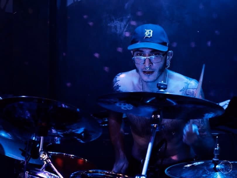 Le batteur de Brvtal Trve d'Baal derrière ses cymbales au Chat Blanc