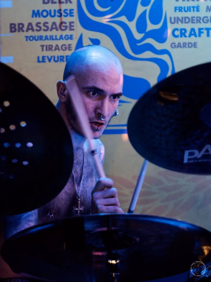 Gros plan sur le batteur de Brvtal Trve d'Baal entre ses cymbales au Chat Blanc