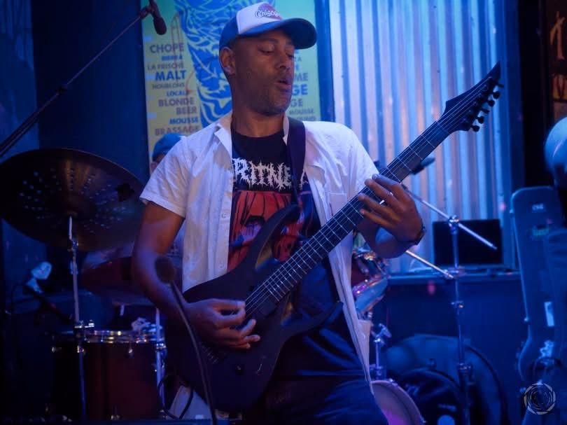 Le guitariste de Brvtal Trve d'Baal au Chat Blanc sous les lumières bleues