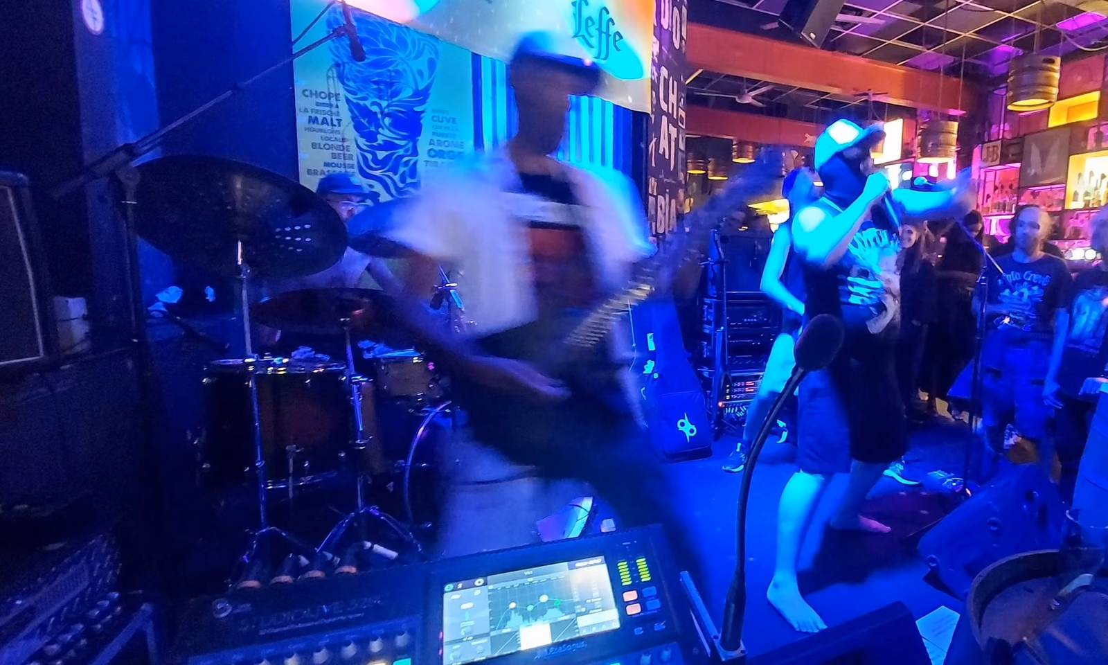 Vue d'ensemble de Brvtal Trve d'Baal en concert au Chat Blanc sous les lumières bleues