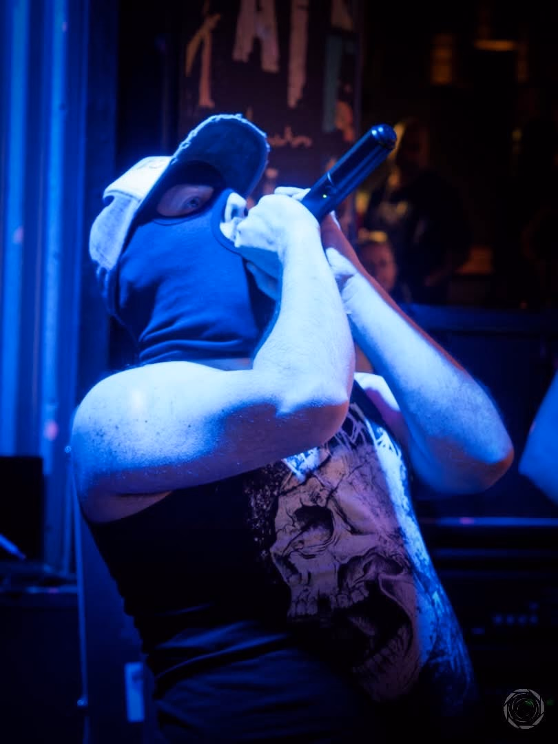 Le chanteur de Brvtal Trve d'Baal au micro pendant le concert au Chat Blanc