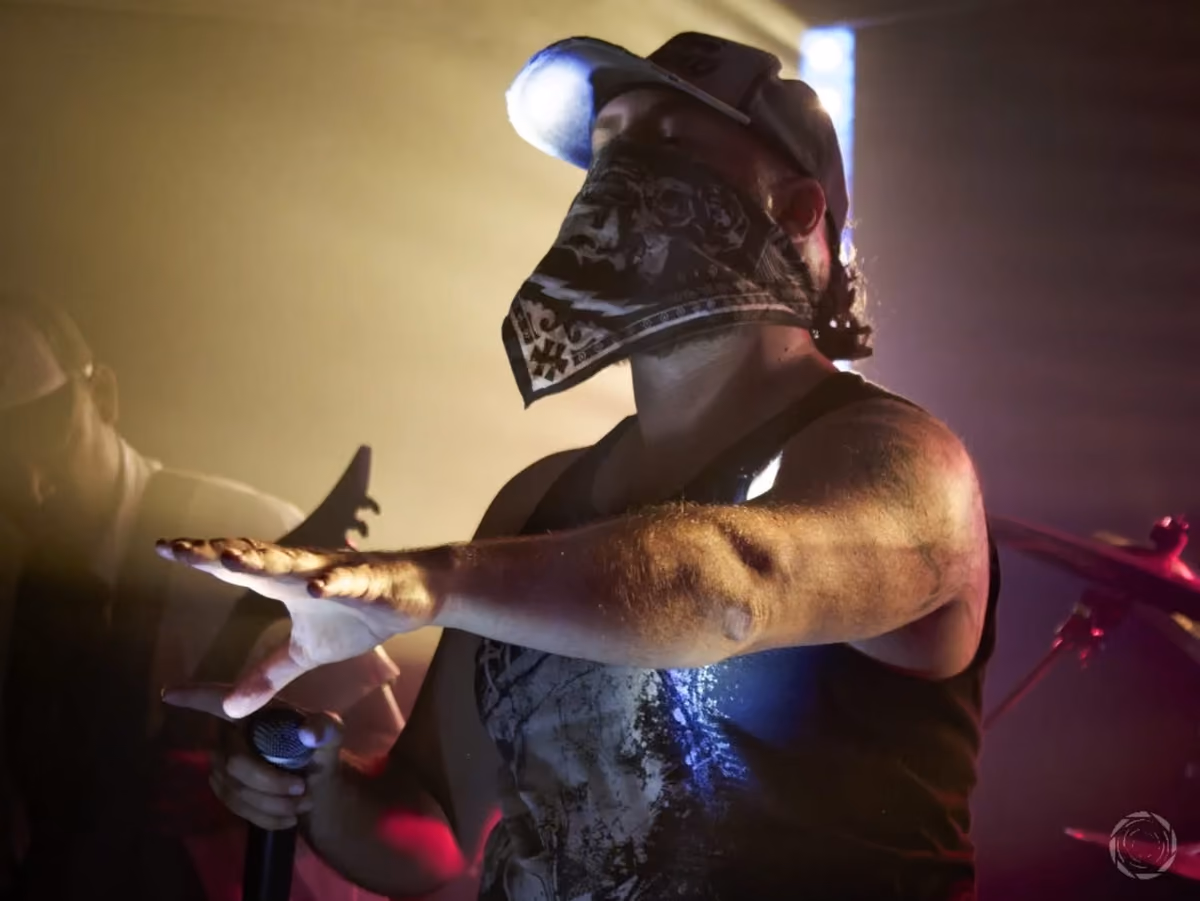 Le chanteur de Brvtal Trve d'Baal tendant la main vers le public
