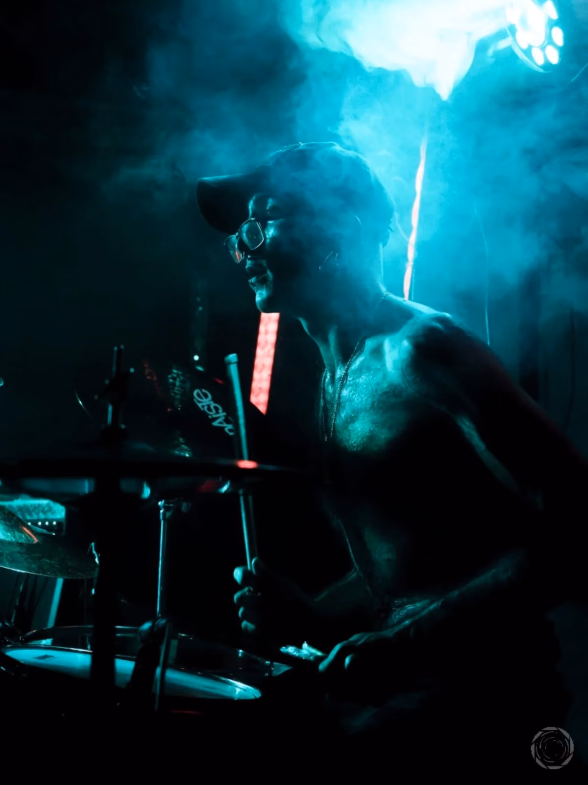 Le batteur de Brvtal Trve d'Baal dans la fumée et la lumière cyan