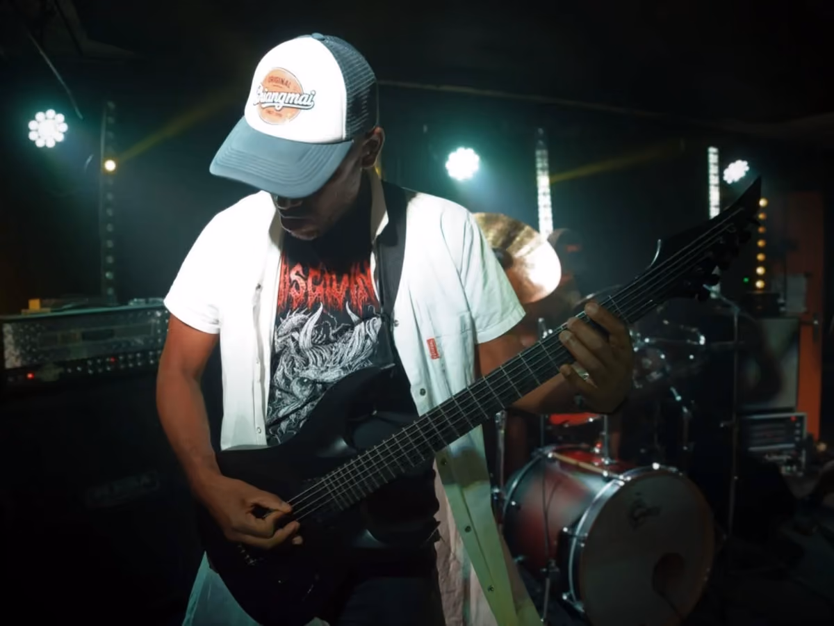 Le guitariste de Brvtal Trve d'Baal sur scène sous les lumières bleues