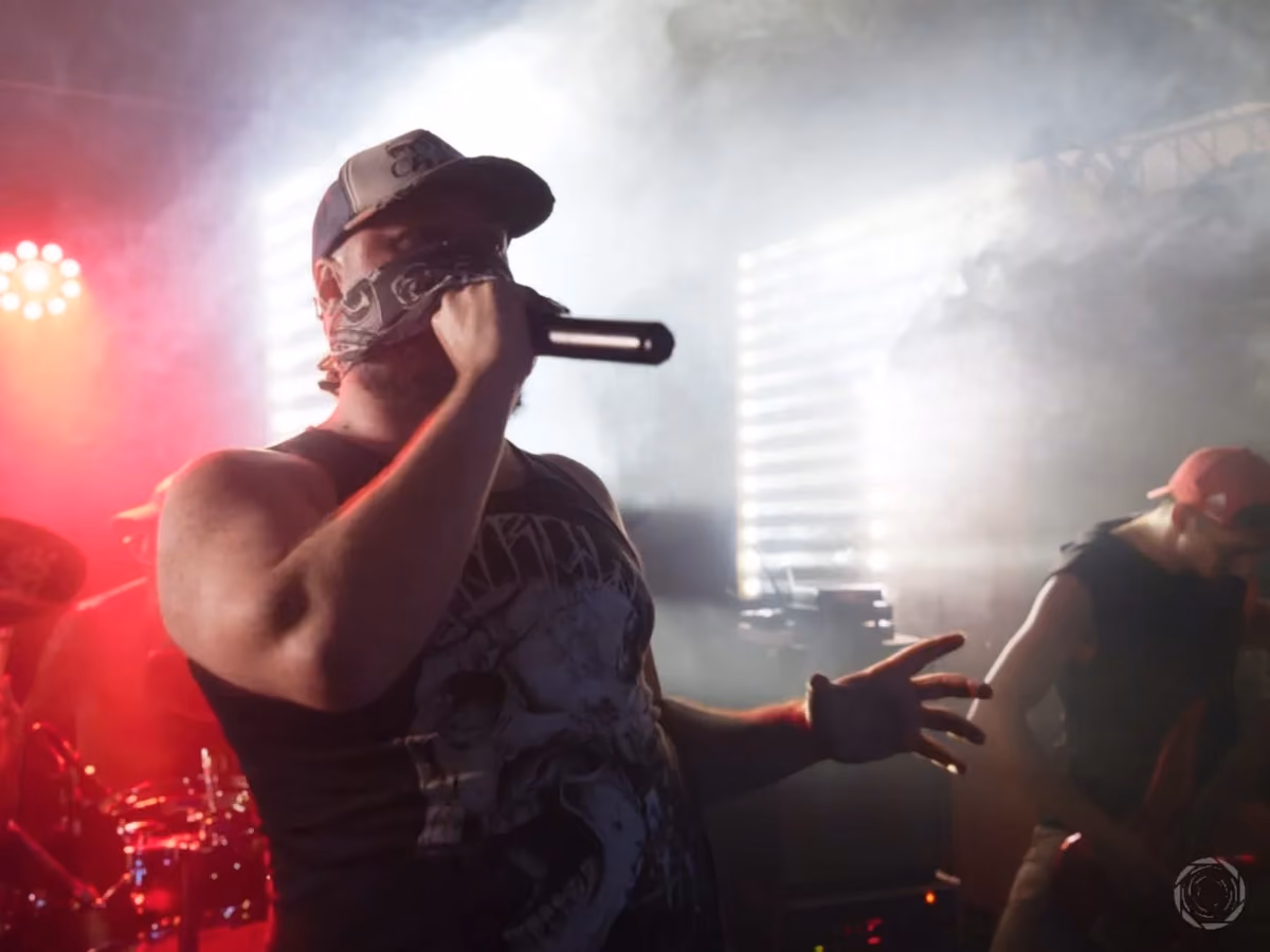 Le chanteur de Brvtal Trve d'Baal au micro, à contre-jour dans la fumée